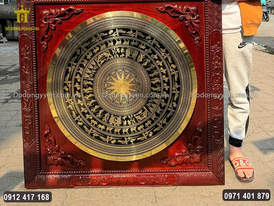 Họa tiết hoa văn tr&ecirc;n khung gỗ hương được chạm khắc tỉ mỉ
